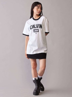 「Calvin Klein（カルバン・クライン）の【ZOZO限定】ユニセックス グラフィックTシャツ（Tシャツ/カットソー、ホワイト系）」を使った、公式 Calvin Kleinさん（レディース・174cm）の秋コーディネート