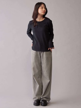 「Calvin Klein（カルバン・クライン）のロングスリーブ スタンダード ロゴスリムTシャツ（Tシャツ/カットソー、ブラック系）」を使った、公式 Calvin Kleinさん（レディース・174cm）の秋コーディネート