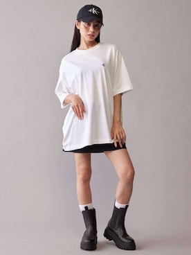 「Calvin Klein Jeans（カルヴァンクラインジーンズ）の【ユニセックス】アーカイブロゴ リラックスクルーネック Tシャツ[JUNG KOOK / ジョングク着用商品]（Tシャツ/カットソー、ホワイト系）」を使った、公式 Calvin Kleinさん（レディース・174cm）の秋コーディネート