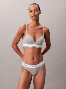 「Calvin Klein（カルバン・クライン）のIcon Cotton Modal  ハイレッグタンガ（ショーツ、グレー系）」を使った、公式 Calvin Kleinさん（レディース・174cm）の秋コーディネート