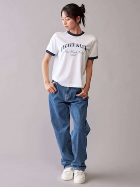 「Calvin Klein（カルバン・クライン）の【ZOZO限定】ロゴ リンガーTシャツ（Tシャツ/カットソー、ホワイト系）」を使った、公式 Calvin Kleinさん（レディース・174cm）の秋コーディネート