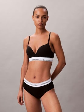 「Calvin Klein（カルバン・クライン）のIcon Cotton Modal プッシュアッププランジブラ（ブラジャー、ブラック系）」を使った、公式 Calvin Kleinさん（レディース・174cm）の秋コーディネート