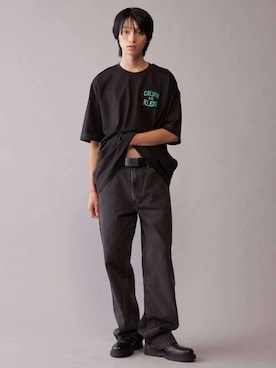 「Calvin Klein（カルバン・クライン）のバギージーンズ エッセンシャルブラック（デニムパンツ、ブラック系）」を使った、公式 Calvin Kleinさん（レディース・174cm）の秋コーディネート