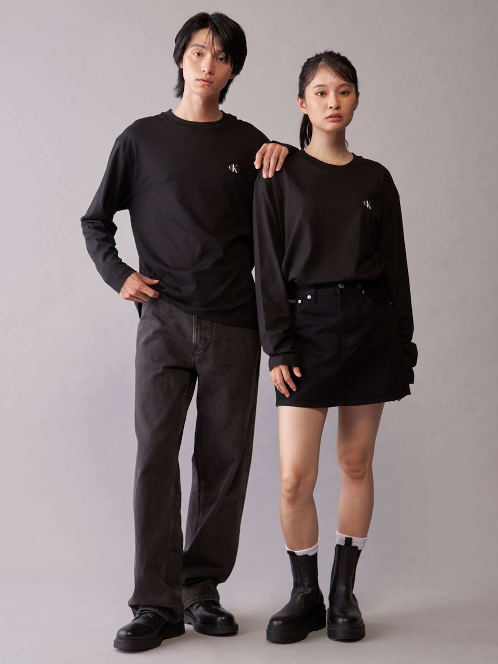 ブラック系のデニムパンツ、ブラック系のTシャツ/カットソー、ブラック系のTシャツ/カットソーを着用したレディースの秋コーディネートの1枚目の写真