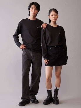 「Calvin Klein（カルバン・クライン）のバギージーンズ エッセンシャルブラック（デニムパンツ、ブラック系）」を使った、公式 Calvin Kleinさん（レディース・174cm）の秋コーディネート