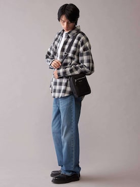 「Calvin Klein（カルバン・クライン）のバギージーンズ（デニムパンツ、ブルー系）」を使った、公式 Calvin Kleinさん（レディース・174cm）の秋コーディネート