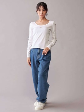 「Calvin Klein（カルバン・クライン）のウーヴンレーベルロングスリーブリブTシャツ（Tシャツ/カットソー、ホワイト系）」を使った、公式 Calvin Kleinさん（レディース・174cm）の秋コーディネート
