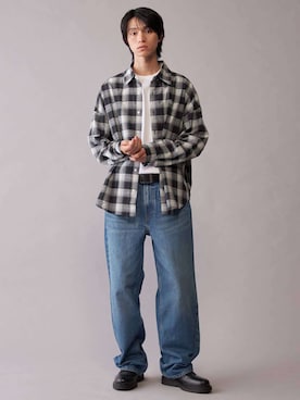 「Calvin Klein（カルバン・クライン）のバギージーンズ（デニムパンツ、ブルー系）」を使った、公式 Calvin Kleinさん（レディース・174cm）の秋コーディネート