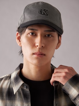 「アイテム（キャップ）」を使った、公式 Calvin Kleinさん（メンズ・182cm）の秋コーディネート