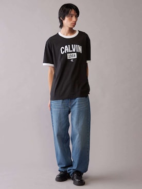 「Calvin Klein（カルバン・クライン）のバギージーンズ（デニムパンツ、ブルー系）」を使った、公式 Calvin Kleinさん（レディース・174cm）の秋コーディネート