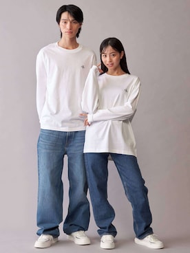 「Calvin Klein（カルバン・クライン）のバギージーンズ（デニムパンツ、ブルー系）」を使った、公式 Calvin Kleinさん（レディース・174cm）の秋コーディネート