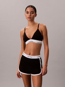 「Calvin Klein（カルバン・クライン）のIcon Cotton Modal プッシュアッププランジブラ（ブラジャー、ブラック系）」を使った、公式 Calvin Kleinさん（レディース・174cm）の秋コーディネート