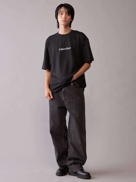 「Calvin Klein（カルバン・クライン）の【ユニセックス】 スタンダード リラックス クルーネック Tシャツ[JUNG KOOK / ジョングク着用商品]（Tシャツ/カットソー、ブラック系）」を使った、公式 Calvin Kleinさん（レディース・174cm）の秋コーディネート