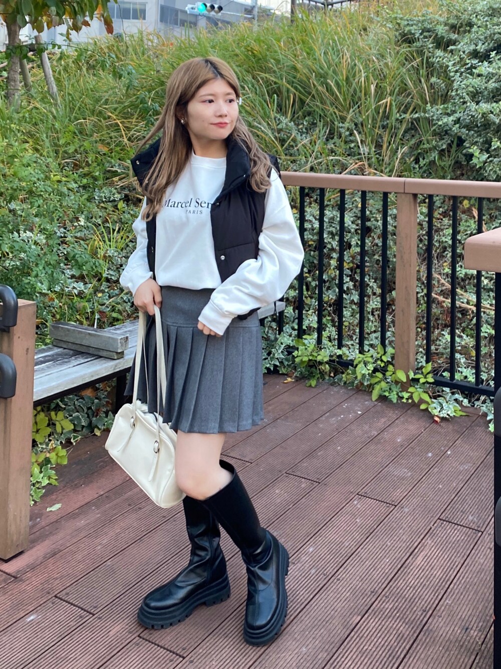 ダウンベストを使った「ミニスカート」のレディース人気ファッション