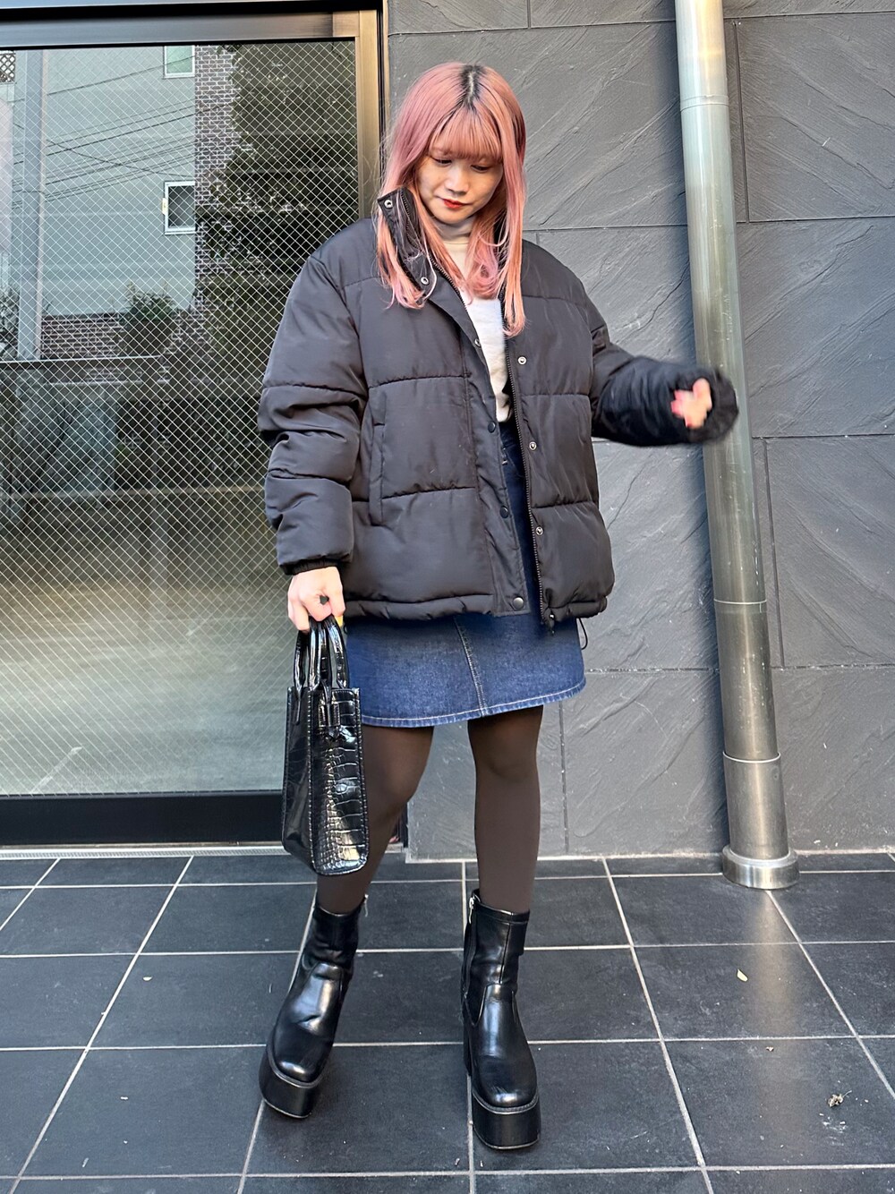 「冬コーデ、休日スタイル、お正月、ダウン、冬アウター、シンプルコーデ、カジュアル、大人カジュアル、大人コーデ、デニム、プチプラ、低身長コーデ、韓国ファッション、モノトーンコーデ、冬服」｜「WEGOのWEGO/スタンドネックエコダウンジャケット（ダウンジャケット/コート、ブラック系）」を使った、あやぴちゅさん（骨格ストレート・レディース・148cm）の冬コーディネートの1枚目の写真
