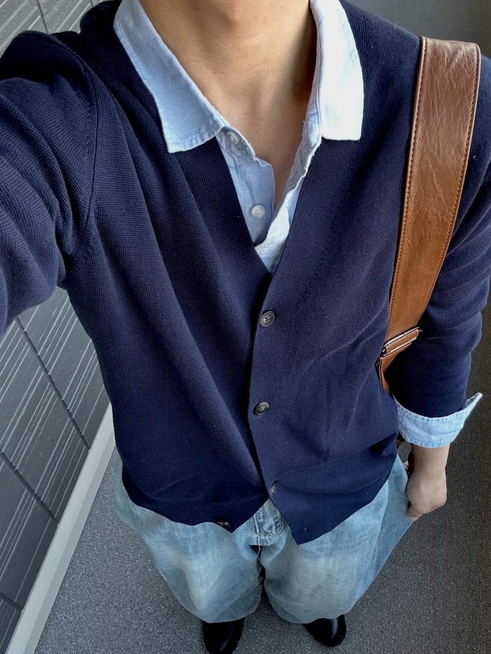 ブルー系のカーディガン/ボレロを着用したメンズの秋コーディネートの1枚目の写真