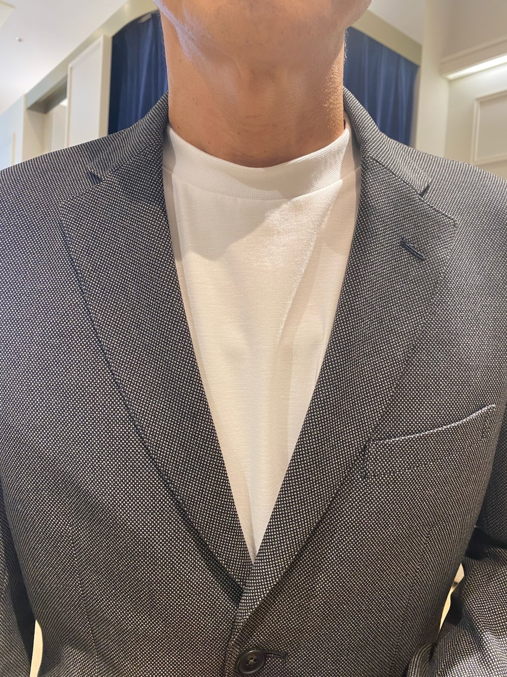グレー系のテーラードジャケット、ホワイト系のTシャツ/カットソーを着用したメンズの秋コーディネートの1枚目の写真