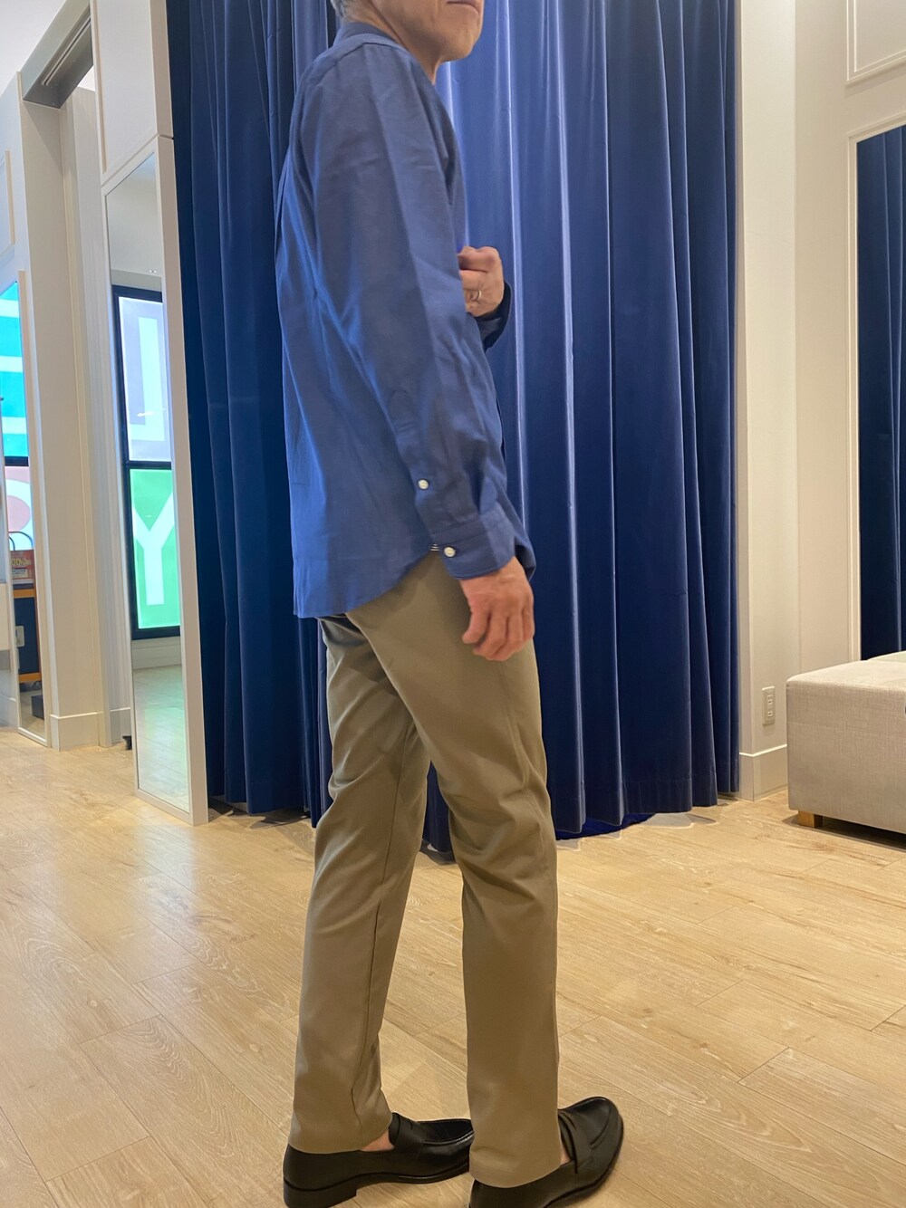 ベージュ系のその他パンツ、ブルー系のシャツ/ブラウスを着用したメンズの秋コーディネートの1枚目の写真