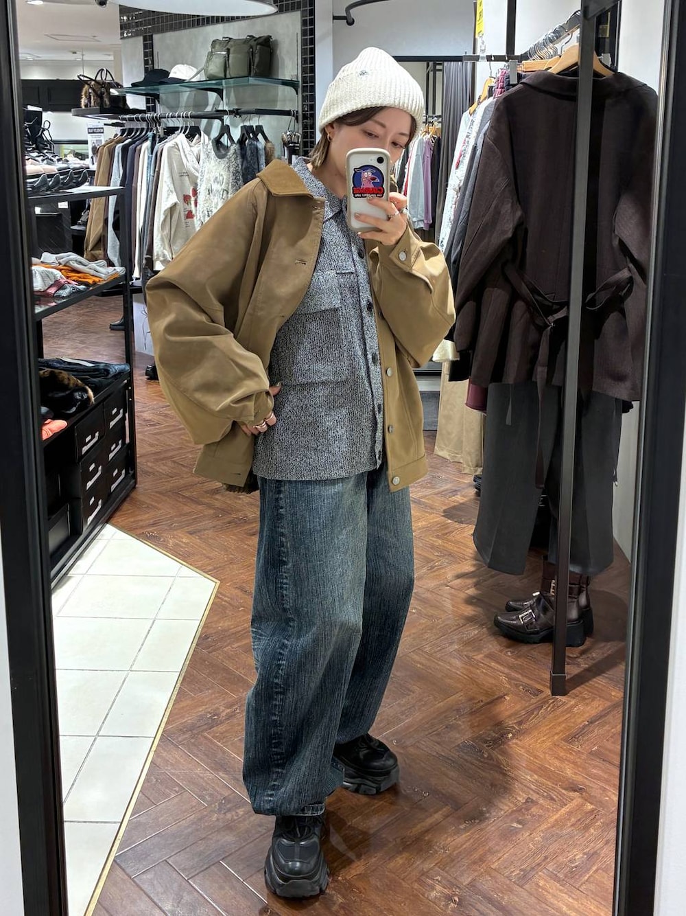 ブラック系のスニーカー、ベージュ系のブルゾン、ブラック系のブルゾンを着用したレディースの秋コーディネートの1枚目の写真