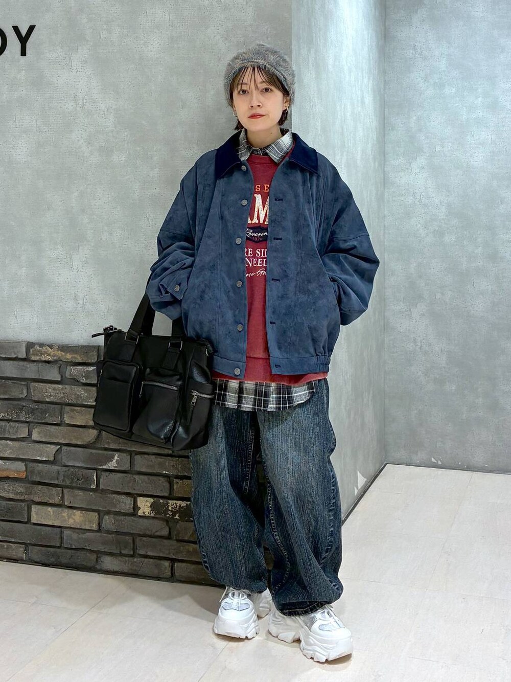 ホワイト系のスニーカー、ブラック系のボストンバッグ、レッド系のスウェットを着用したレディースの冬コーディネートの1枚目の写真