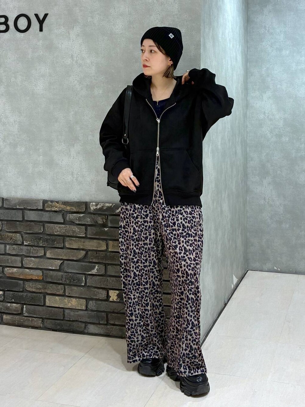 ブラック系のスニーカー、ブラック系のパーカー、ブルー系のTシャツ/カットソーを着用したレディースの秋コーディネートの1枚目の写真