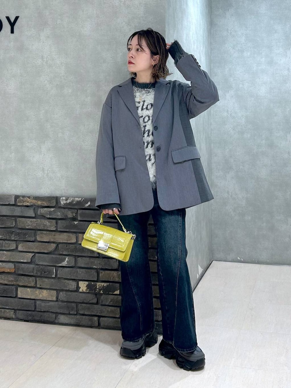 グレー系のスニーカー、ブルー系のデニムパンツ、グレー系のテーラードジャケットを着用したレディースの秋コーディネートの1枚目の写真