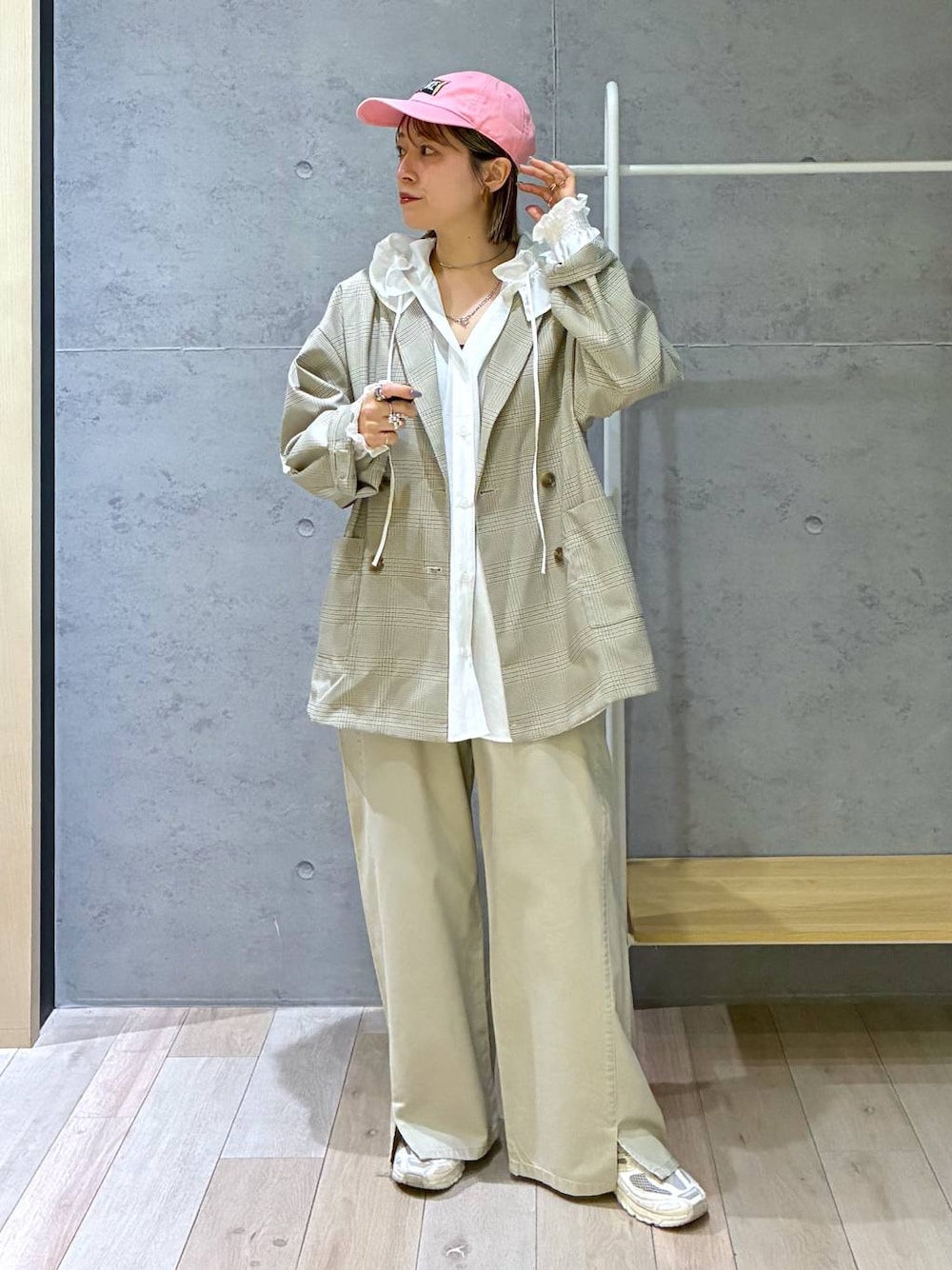 ベージュ系のテーラードジャケット、ホワイト系のシャツ/ブラウスを着用したレディースの春コーディネートの1枚目の写真