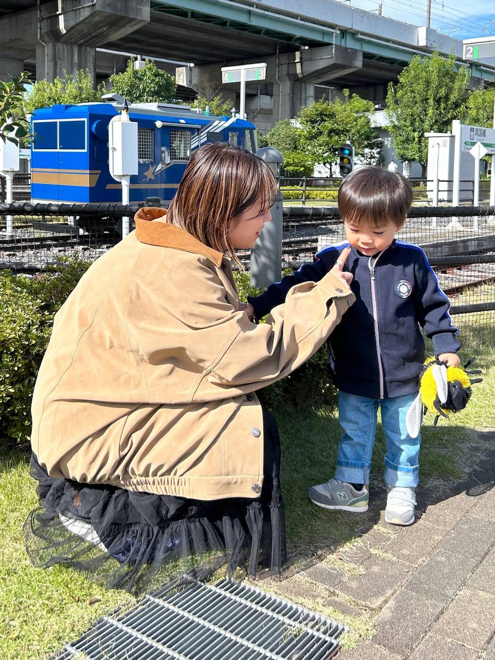 ブルー系のその他パンツ、ブラック系のスカート、ベージュ系のブルゾンを着用したレディースの秋コーディネートの1枚目の写真