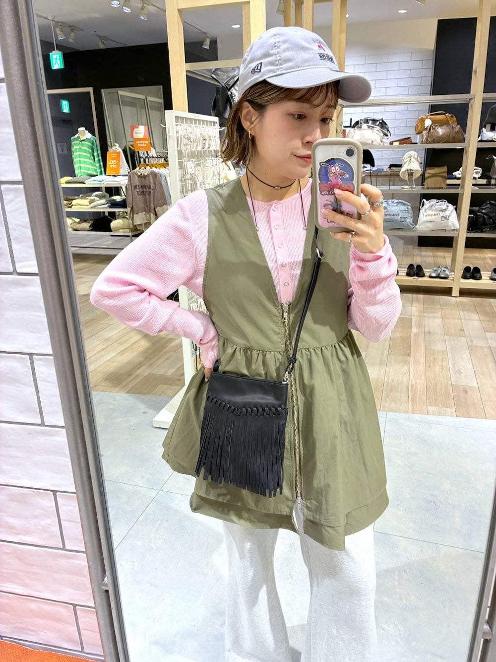 ブラック系のサンダル、ピンク系のニット/セーター、グレー系のスウェットパンツを着用したレディースの春コーディネートの1枚目の写真