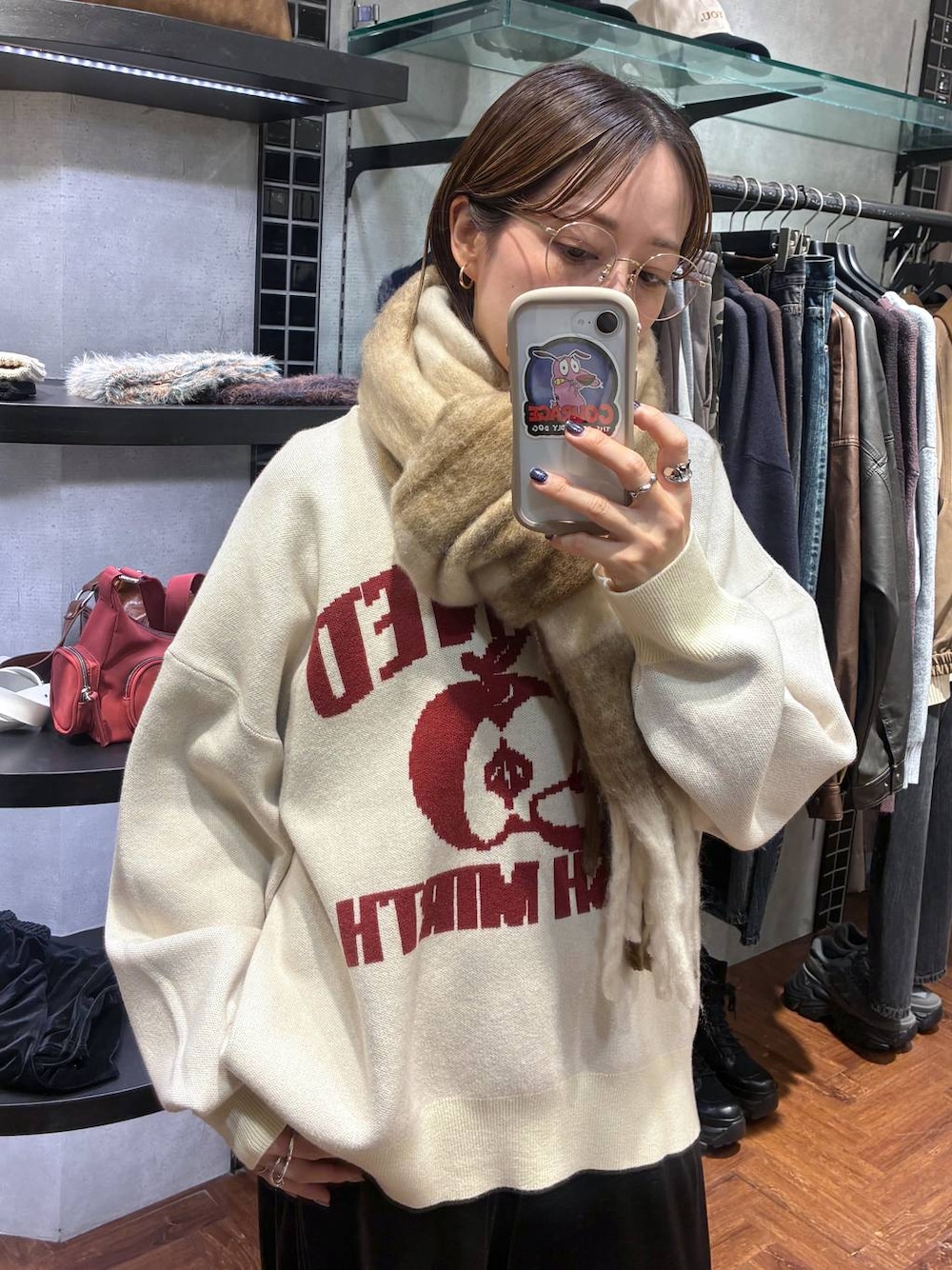 ブラック系のスニーカー、ベージュ系のニット/セーター、ブラウン系のその他パンツを着用したレディースの秋コーディネートの1枚目の写真