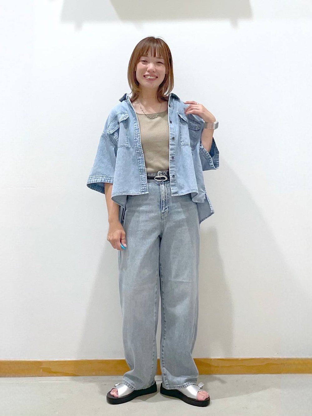 「デニムシャツ、デニムパンツ、タンクトップ、セールコーデ、まちがいない服_GLOBAL WORK、ネックレス、ベルト、サンダル、ラフ、楽ちんコーデ、カジュアル、体型カバー、ゆったり」｜「GLOBAL WORKのGOODデニムバギーパンツ/118365（デニムパンツ、ブルー系）」を使った、hihihinappiさん（レディース・161cm）の夏コーディネートの1枚目の写真