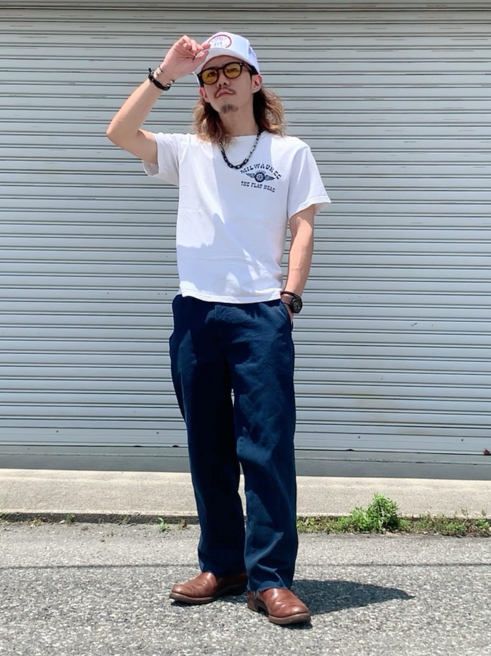 ブルー系のチノパンツ、ホワイト系のTシャツ/カットソー、ブラウン系のブーツを着用したメンズの夏コーディネートの1枚目の写真