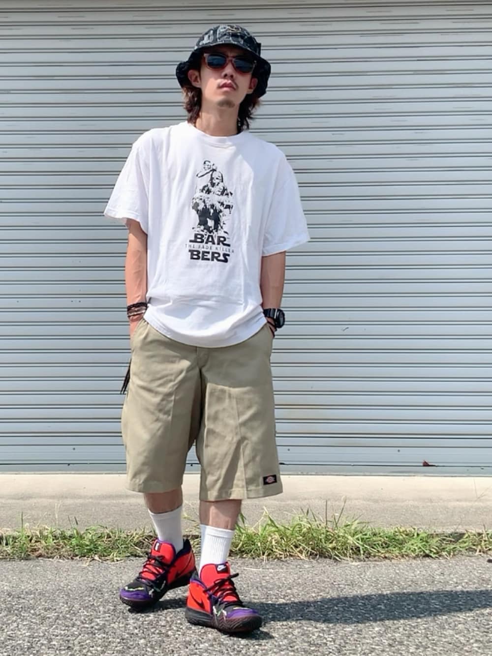 ベージュ系のその他パンツ、ホワイト系のTシャツ/カットソー、オレンジ系のスニーカーを着用したメンズの秋コーディネートの1枚目の写真