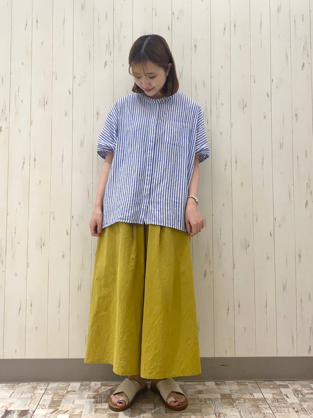 ブルー系のシャツ/ブラウス、イエロー系のその他パンツ、ホワイト系のサンダルを着用したレディースの夏コーディネートの1枚目の写真