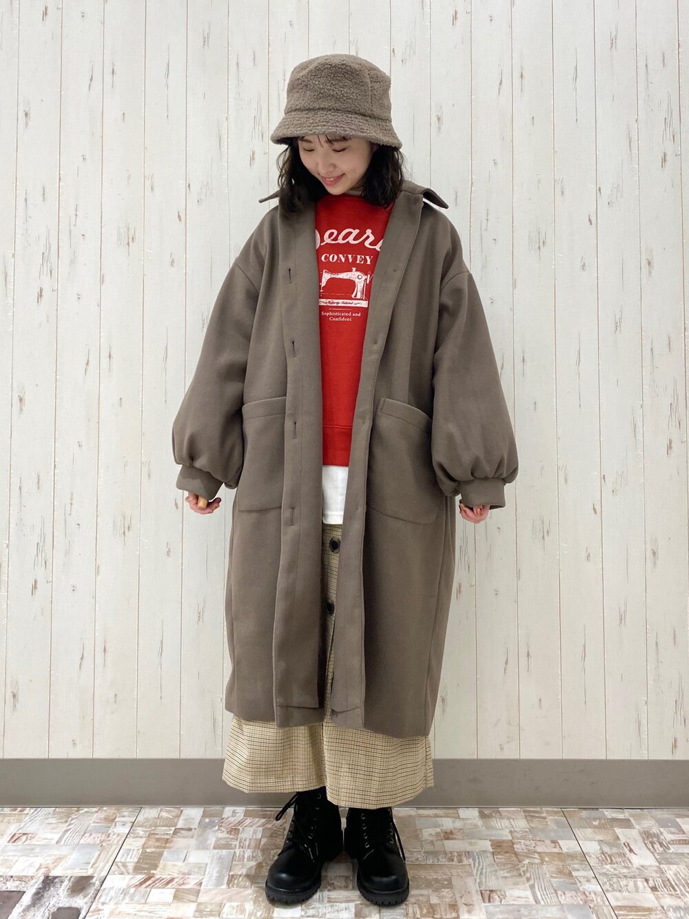 「シンプル、ショートブーツ、レトロ、休日コーデ、低身長、ehka sopo、エヘカソポ、オトナカジュアル、冬アウター」｜「ehka sopoのパフスリーブステンカラーコート（ステンカラーコート、グレー系）」を使った、ayamiさん（レディース・153cm）の冬コーディネートの1枚目の写真