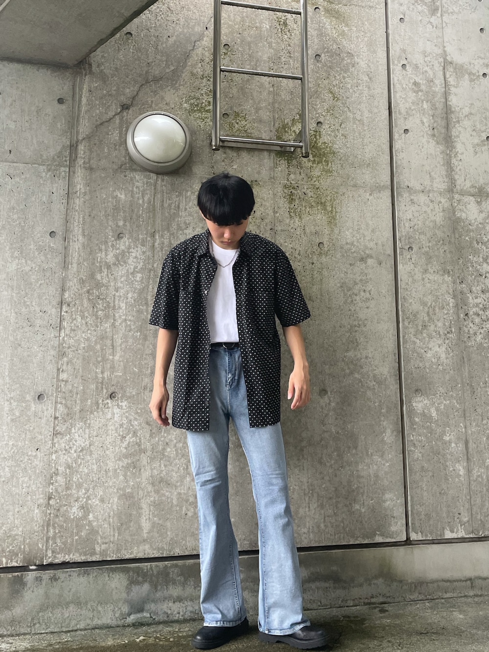 「柄シャツ、シンプルコーデ、キレイめ、デニム、フレアパンツ、革靴、プチプラ」｜「UNIQLOのアイテム（Tシャツ/カットソー、ホワイト系）」を使った、まさまささん（メンズ・177cm）の秋コーディネートの1枚目の写真