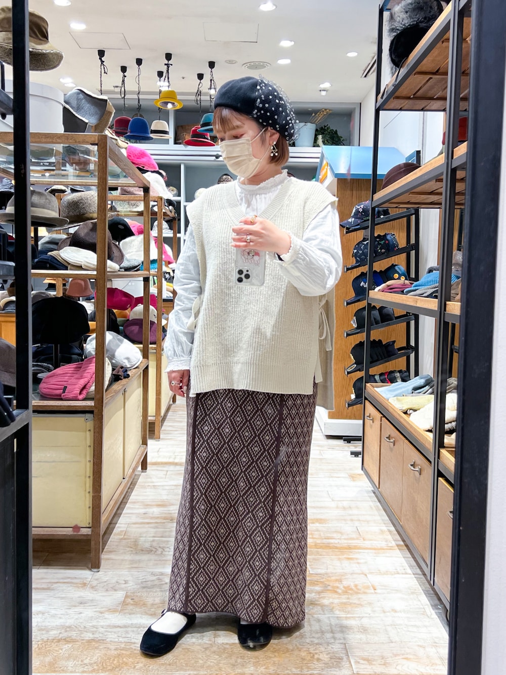 「タイトスカート、ベレー帽、カオリノモリ、JEANASiS、冬コーデ、GU、ニットベスト、プチプラ、低身長、ehka sopo、大人ガーリー、カンフーシューズ」｜「ehka sopoのシャーリング衿ブラウス（シャツ/ブラウス、ホワイト系）」を使った、sayo.さん（レディース・150cm）の冬コーディネートの1枚目の写真