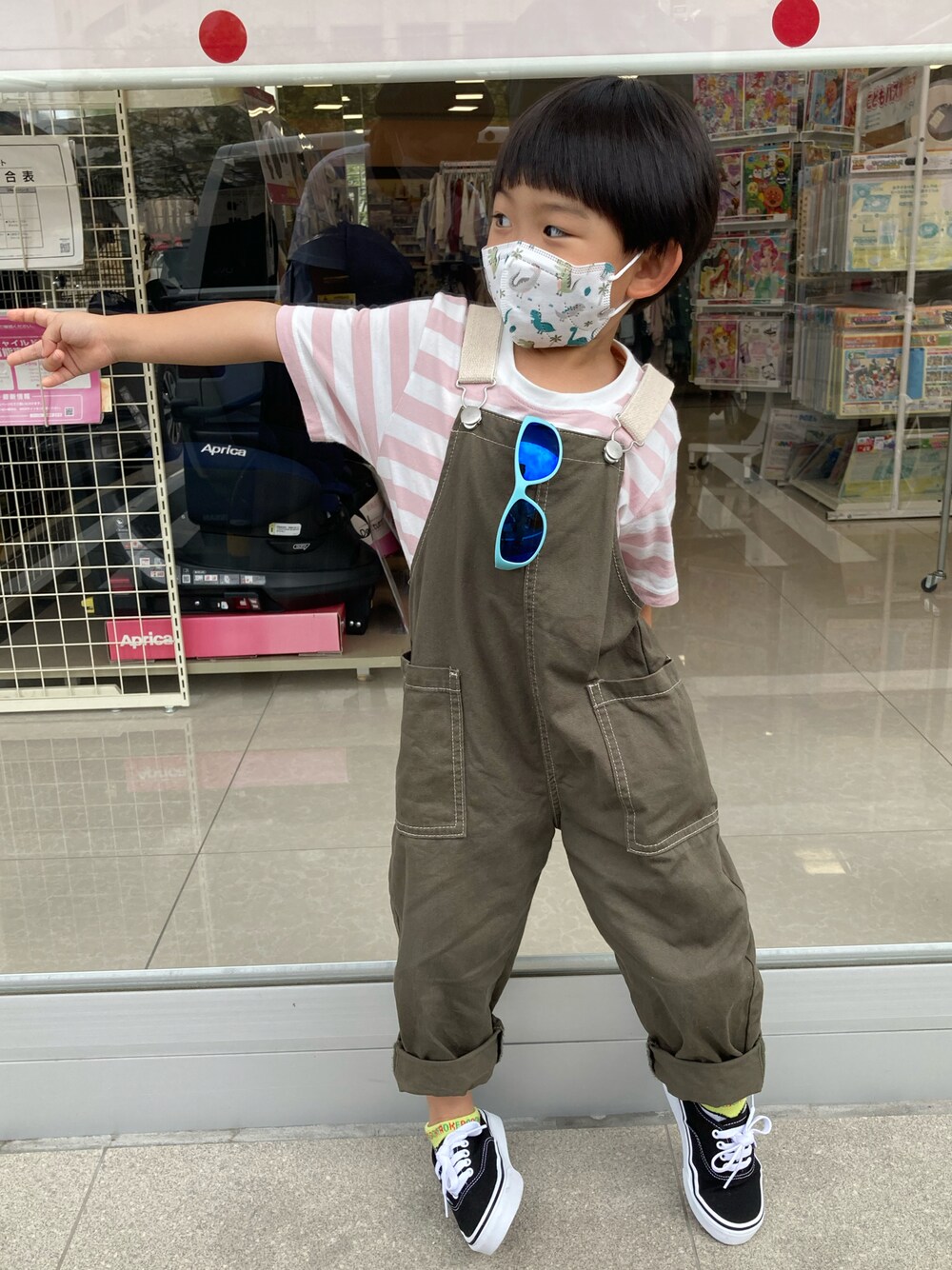 「休日スタイル、むすこーで、VANS AUTHENTIC」｜「無印良品のアイテム（Tシャツ/カットソー、ピンク系）」を使った、Shuta.さん（キッズ・100cm）の秋コーディネートの1枚目の写真