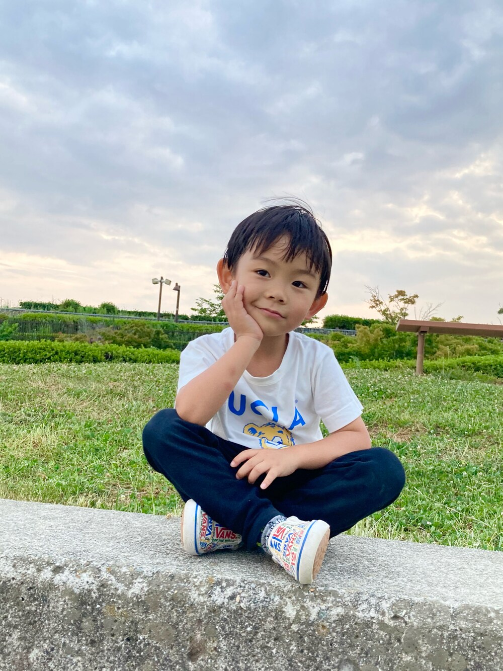 「キッズファッション、男の子、むすこーで」｜「ZOZOのアイテム（Tシャツ/カットソー、ホワイト系）」を使った、Shuta.さん（キッズ・90cm）の秋コーディネートの1枚目の写真