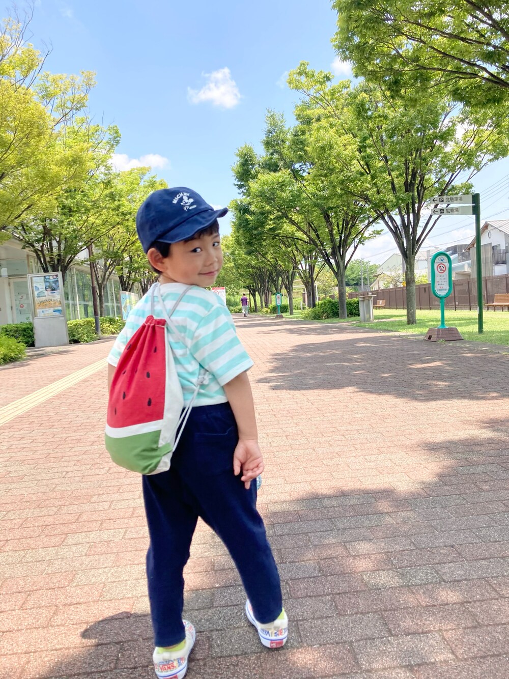 「夏散歩、4歳男の子」｜「無印良品のアイテム（その他パンツ、ブルー系）」を使った、Shuta.さん（キッズ・90cm）の秋コーディネートの1枚目の写真