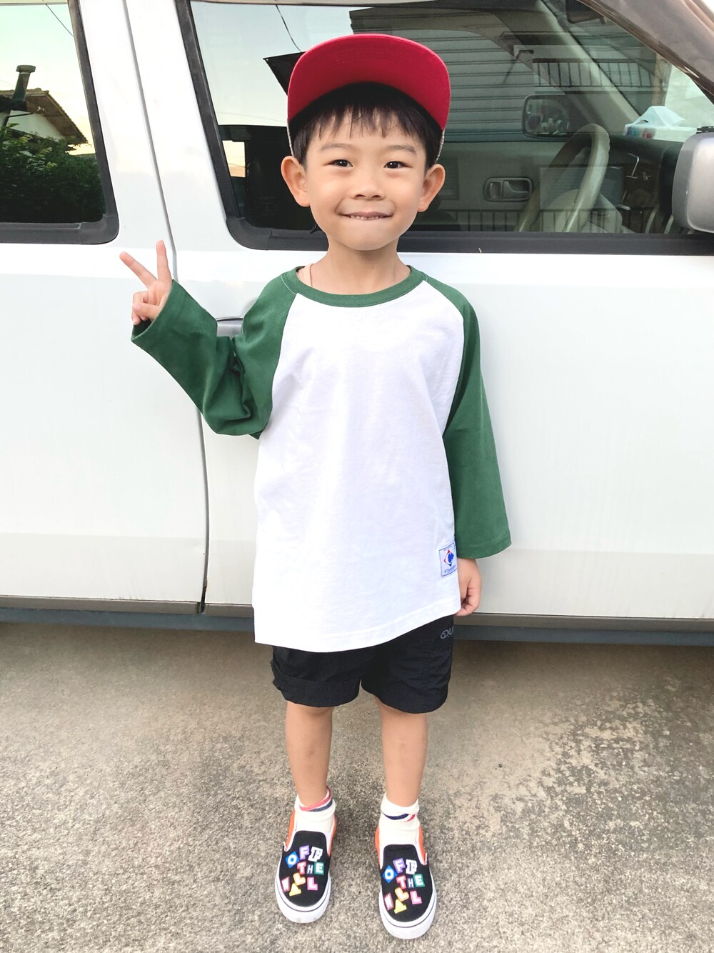 「男の子、5歳、ロンT」｜「coenのアイテム（Tシャツ/カットソー、グリーン系）」を使った、Shuta.さん（キッズ・110cm）の秋コーディネートの1枚目の写真