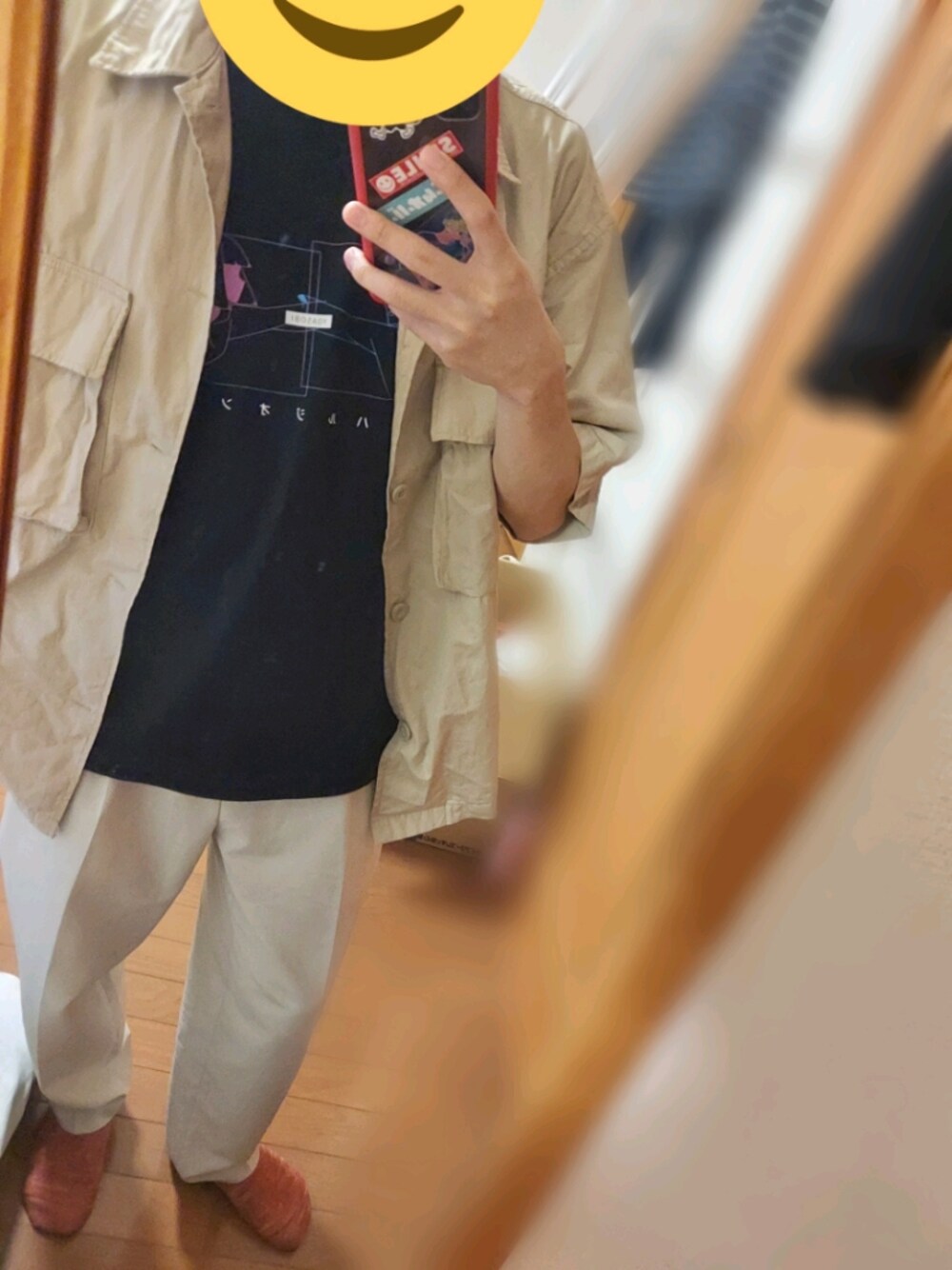「カジュアルコーデ、テーパードパンツ、ワイドパンツ、白パンツ、きれいめカジュアル、お洒落さんとつながりたい、休日コーデ、黒Tシャツ、プチプラコーデ、yoasobi」｜「GUのアイテム（パンツ、ブラック系）」を使った、アッコさん（メンズ・162cm）の夏コーディネートの1枚目の写真