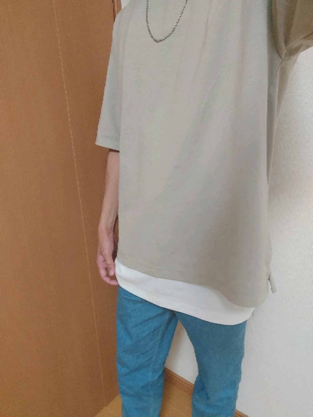 「夏コーデ、休日スタイル、Tシャツ、プチプラコーデ、シンプル、デニムパンツ、レイヤードスタイル」｜「GUのアイテム（パンツ、ブルー系）」を使った、アッコさん（メンズ・162cm）の夏コーディネートの1枚目の写真