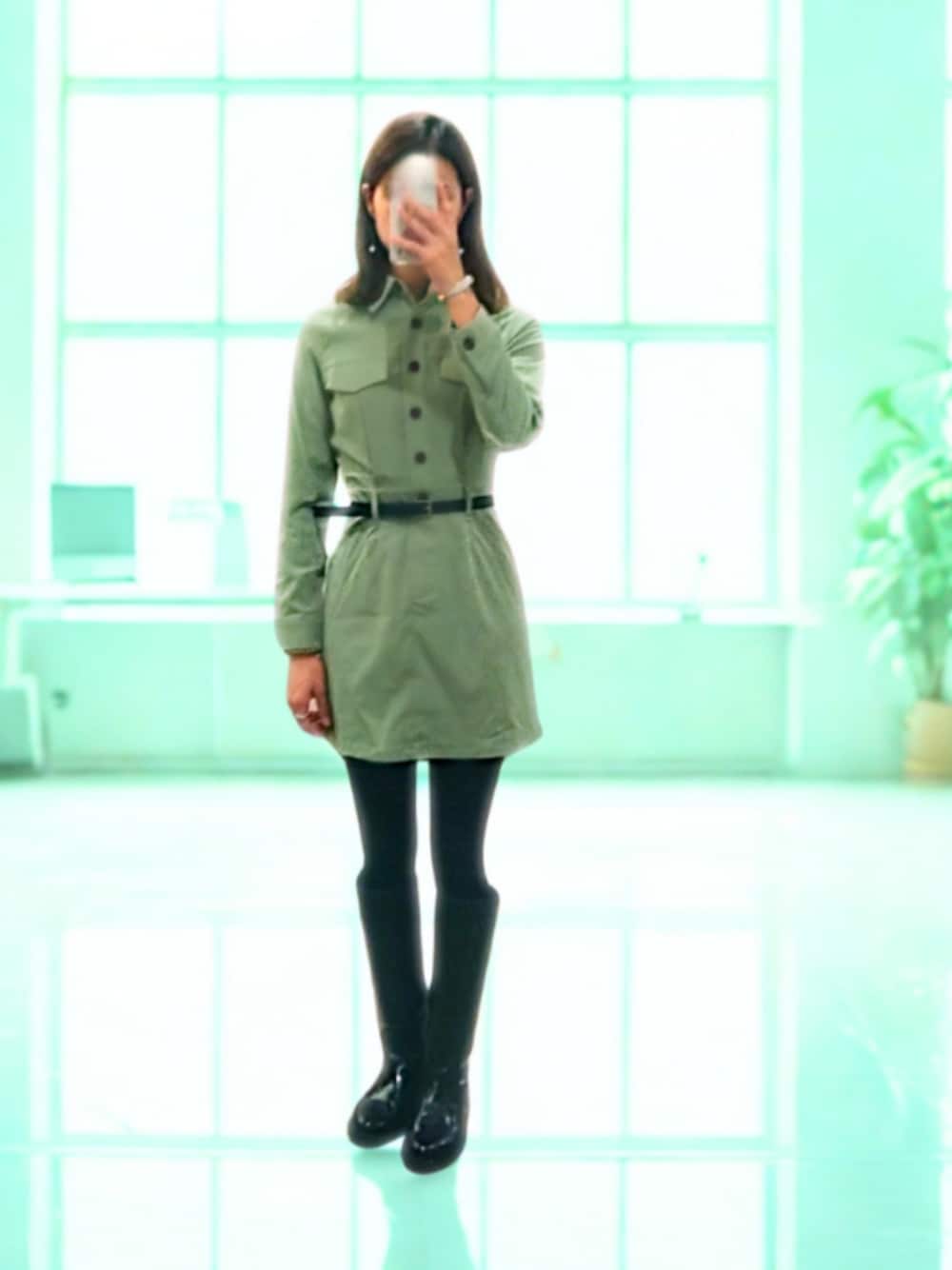 グリーン系のシャツワンピース、ブラウン系のブーツ、ゴールド系のバングル/リストバンドを着用したレディースの秋コーディネートの1枚目の写真