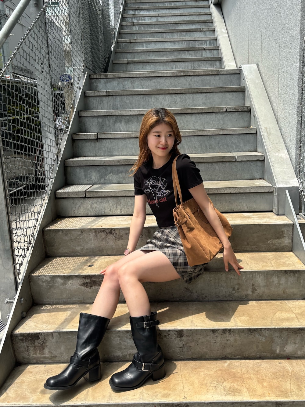 「スウェードバッグ、フラワーT、フラワーTシャツ、フラワーt、チビT、ブラックコーデ」｜「Chicoの【5色展開】フラワー刺繍チビT（Tシャツ/カットソー、ブラック系）」を使った、moemini32さん（レディース・157cm）の夏コーディネートの1枚目の写真