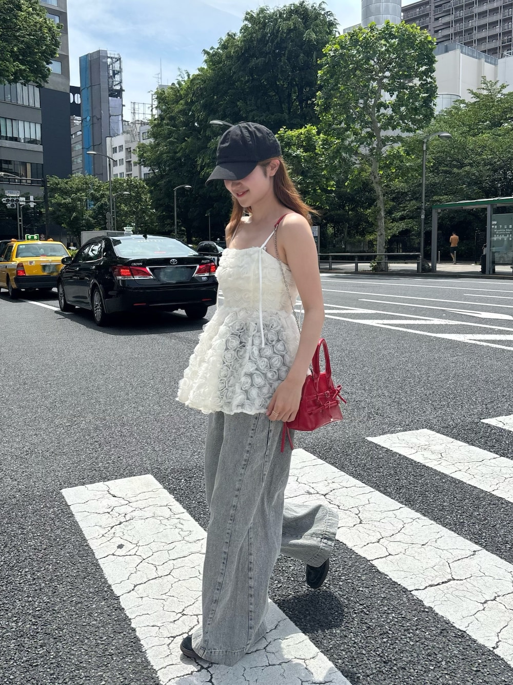 「ローズ、ブラウス、ペプラムブラウス、ペプラム、ローズブラウス、春服コーデ、夏服コーデ」｜「Chicoの【SALON by Chico】ローズチュールペプラムブラウス（シャツ/ブラウス、ホワイト系）」を使った、moemini32さん（レディース・157cm）の春コーディネートの1枚目の写真