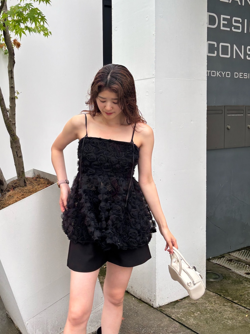 「ローズ、ブラウス、ローズブラウス、ブラウスコーデ、ブーツコーデ、夏服、大人甘」｜「Chicoの【SALON by Chico/新色追加】ローズチュールペプラムブラウス（シャツ/ブラウス、ブラック系）」を使った、moemini32さん（レディース・157cm）の夏コーディネートの1枚目の写真