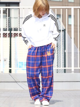 「adidas（アディダス）のアイテム（トップス、ホワイト系）」を使った、ROOPTOKYO_sakiさん（レディース・160cm）の秋コーディネート