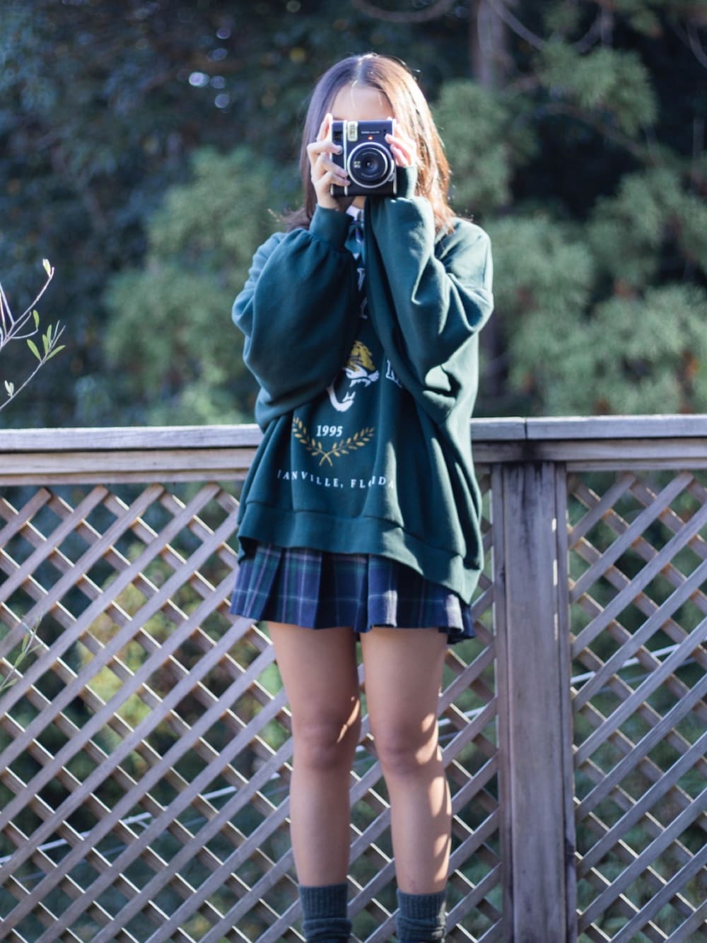 「学生、なんちゃって制服、カメラ女子、スウェット、グラフィック、スカート、グリーン」｜「H&Mのアイテム（トップス、グリーン系）」を使った、sorutさん（レディース・158cm）の冬コーディネートの1枚目の写真