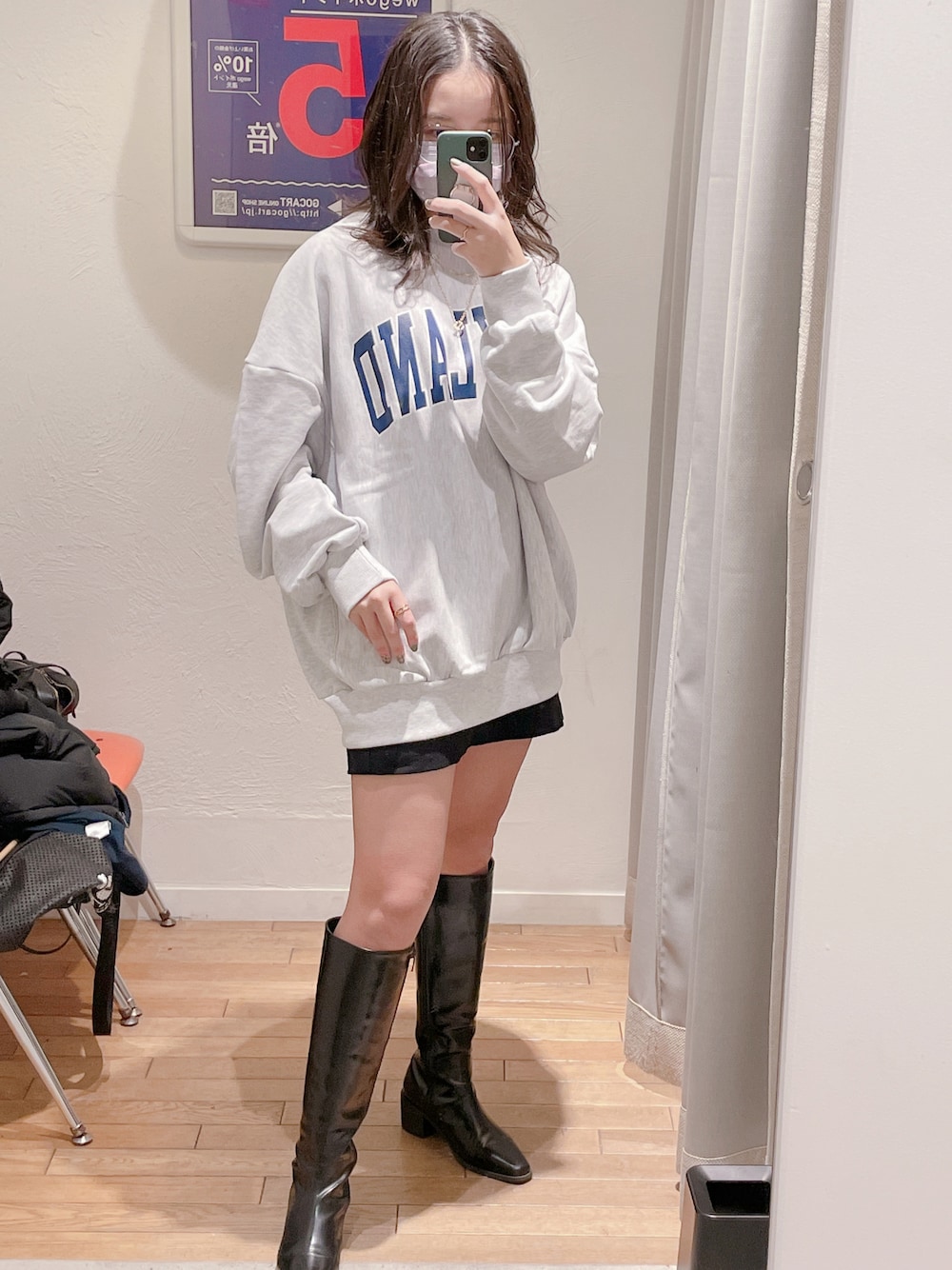 「スウェット、ミニスカート、ロゴスウェット、ハイネック、ロングブーツ、WEGO」｜「WEGOのアイテム（スウェット、グレー系）」を使った、sorutさん（レディース・158cm）の冬コーディネートの1枚目の写真